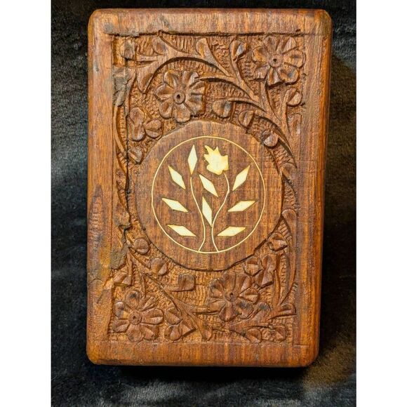Hand carved trinket box with MOP inlay. 6x4 in excellent condition - Picture 1 of 8